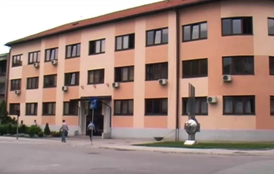 POLICIJA OBJAVILA DETALJE DRAME U TUZLI: UHAPŠEN MUŠKARAC KOJI JE IZBO ŽENU