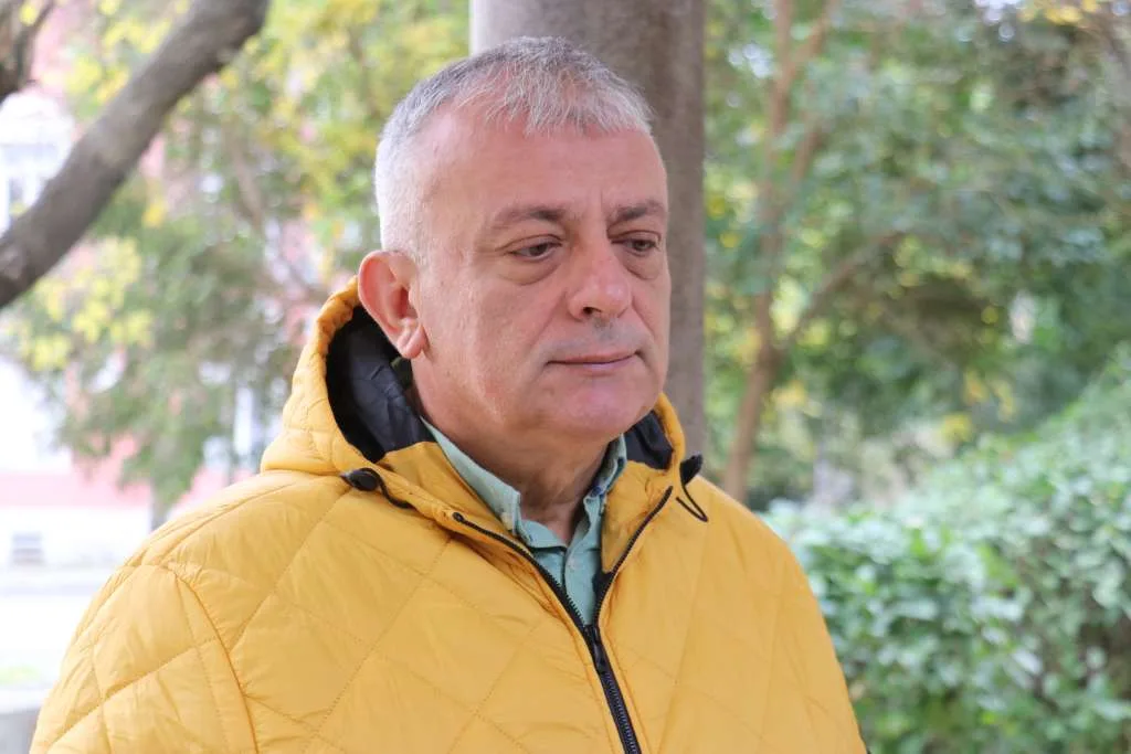 Svi se klade, pa i djeca / Dječaci na sport, djevojčice na trke pasa i konja