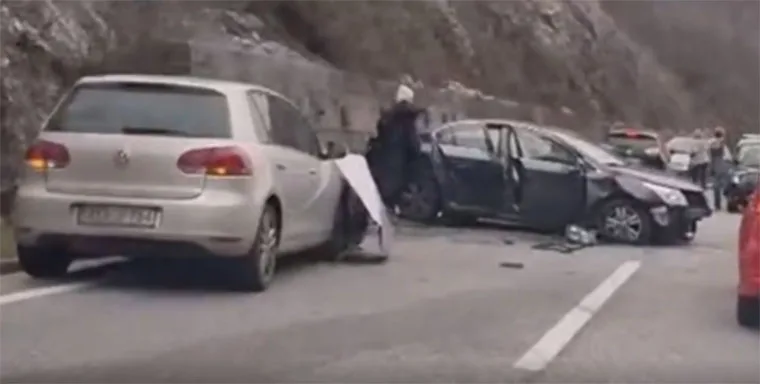 TEŠKA NESREĆA NA M17: FRONTALNI SUDAR VOZILA, KILOMETARSKE KOLONE VOZILA