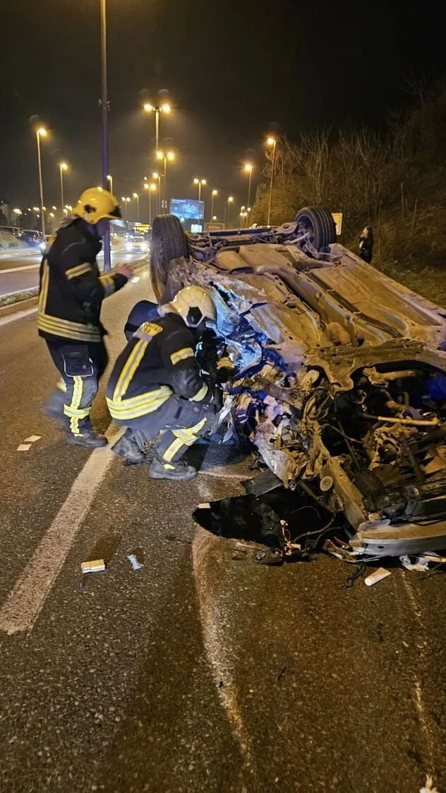 Teška nesreća u Mostaru: Poginuo vozač nakon što je udario u stub rasvjete i završio na krovu