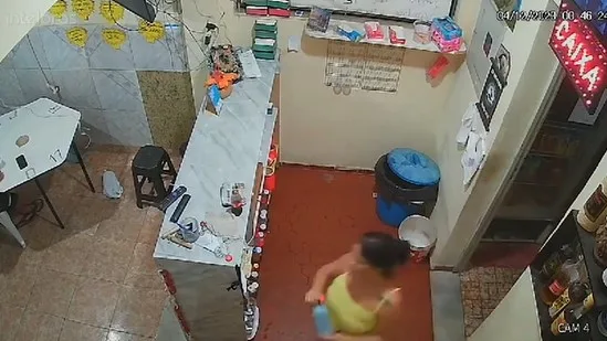 UZNEMIRUJUĆI VIDEO: ŽENA ZATEKLA MUŽA U BIRTIJI, POSULA GA BENZINOM, PA ZAPALILA