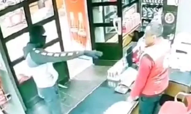 ‘KAKVE PARE AMARE, ŠTA JE SA TOBOM’: PUMPADŽIJA PREPOZNAO LOPOVA, UDARIO GA I SPRIJEČIO PLJAČKU