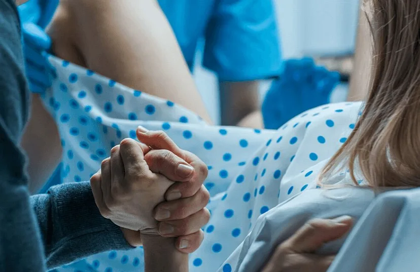 NEVIĐEN ŠOK U PORODILIŠTU: MAJKA ALKOHOLIČARKA DOŠLA MORTUS PIJANA NA POROĐAJ