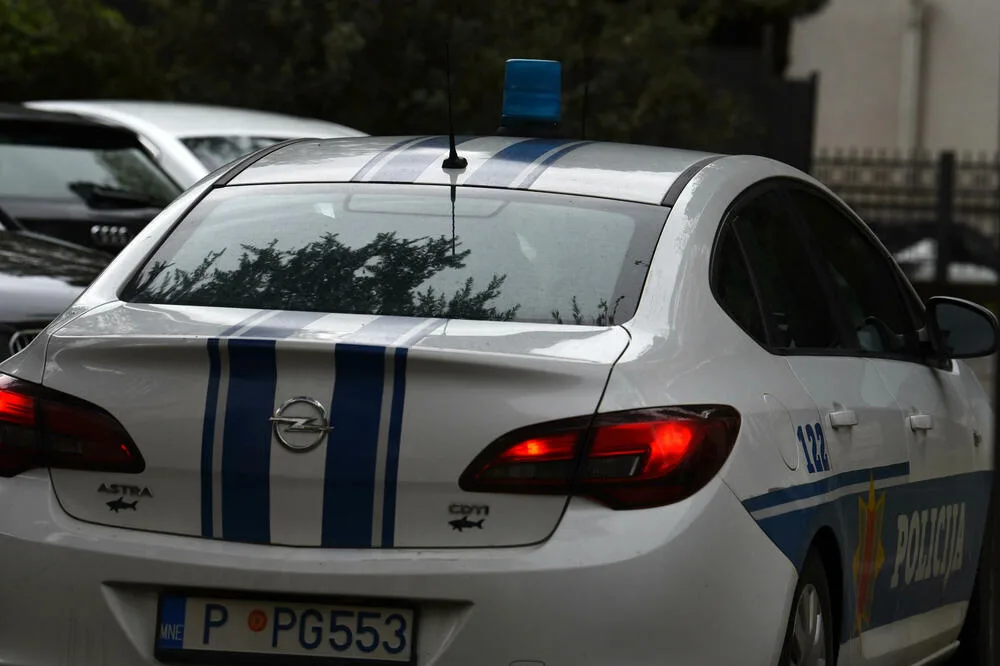 Ubio suprugu i sina, pa izvršio samoubojstvo. Kćerka se spasila skočivši kroz prozor