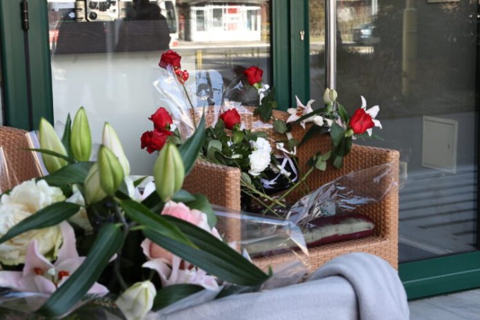 Gradani Ostavljaju Cvijece I Pale Svijece Ispred Kafica Ubijene Amre