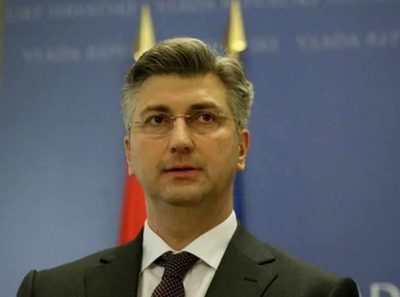 PLENKI U PROBLEMU – SVI PJEVAJU, ON ‘NE ČUJE’!