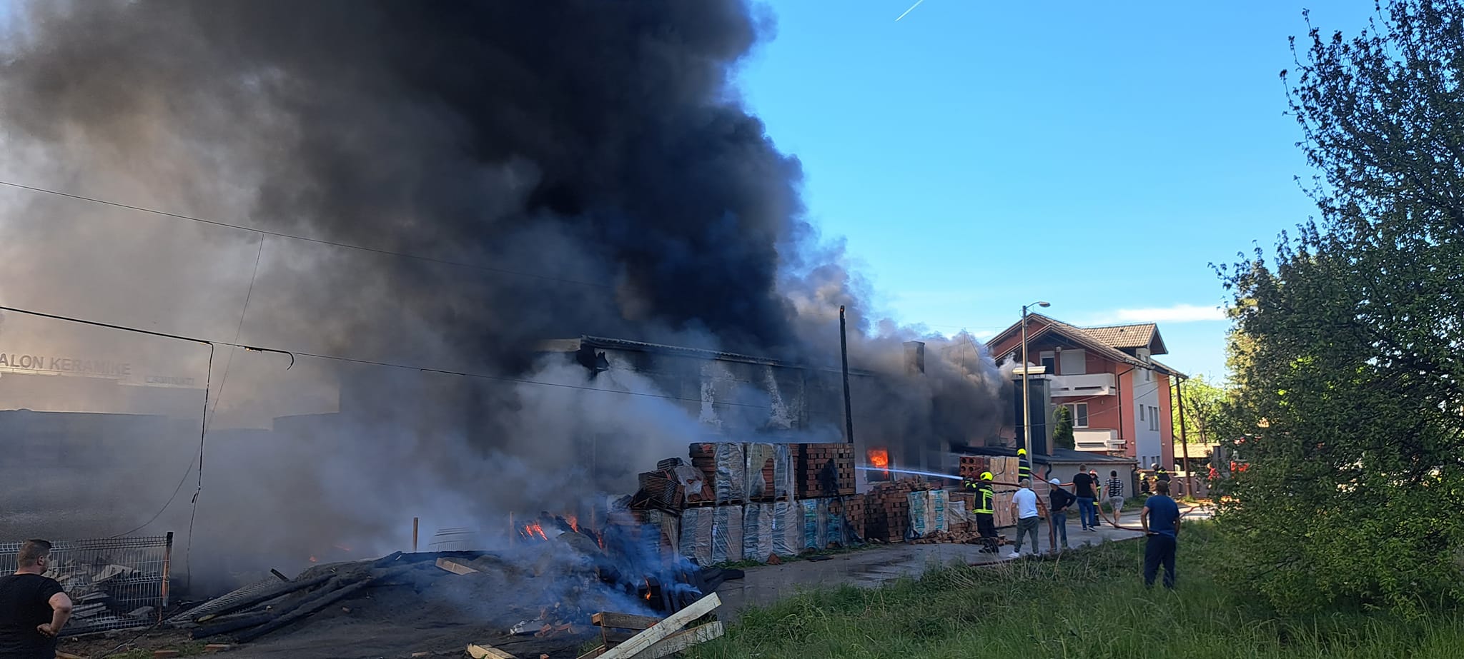 POŽAR U SKLADIŠTU KOD SREBRENIKA: MUŠKARAC POGINUO, ČETIRI VATROGASCA POVRIJEĐENA