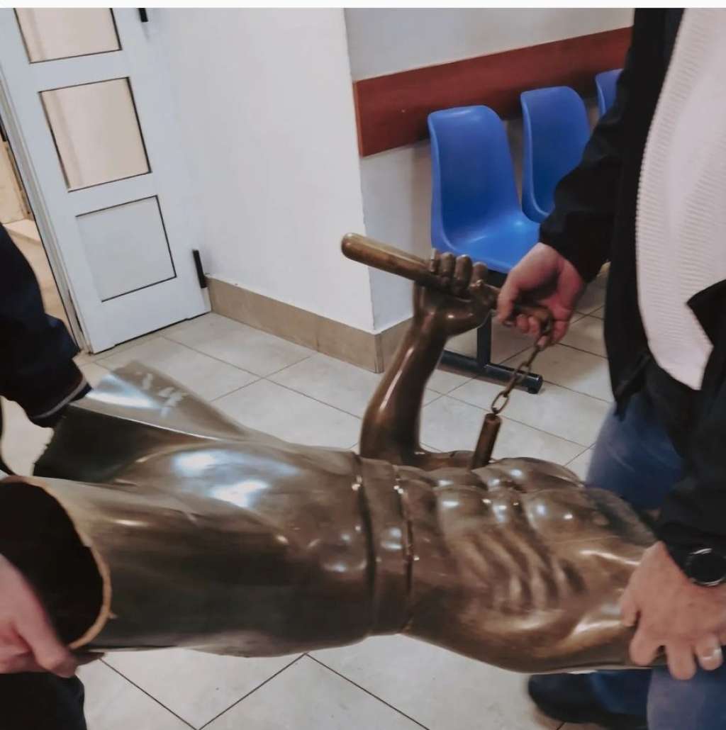 PRODUŽEN PRITVOR OSUMNJIČENOM ZA KRAĐU STATUE BRUCEA LEEJA: PODIGNUTA OPTUŽNICA
