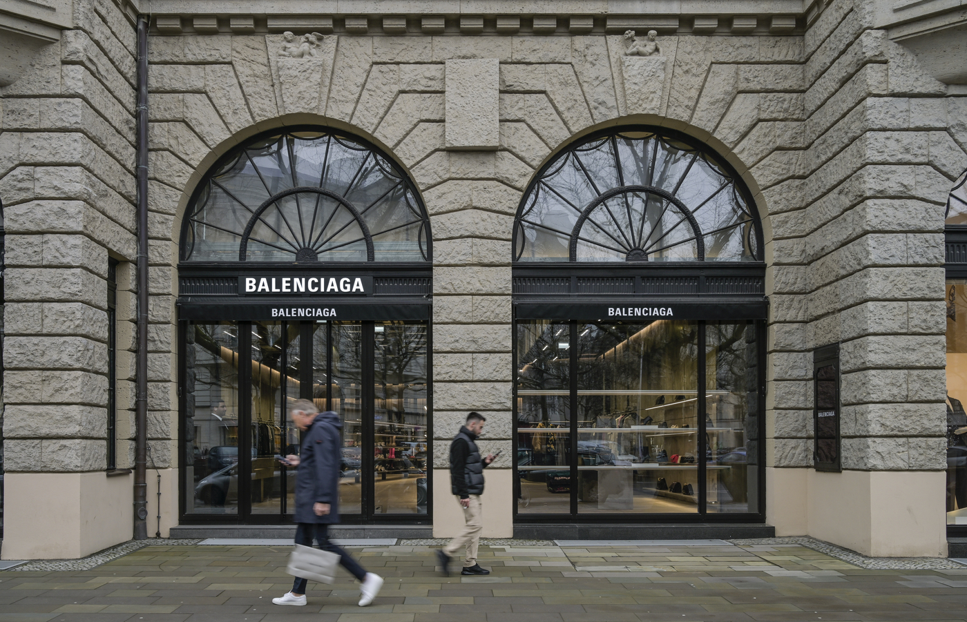 Balenciaga prodaje narukvicu koja izgleda kao selotejp, a cijena je ‘bezobrazna’