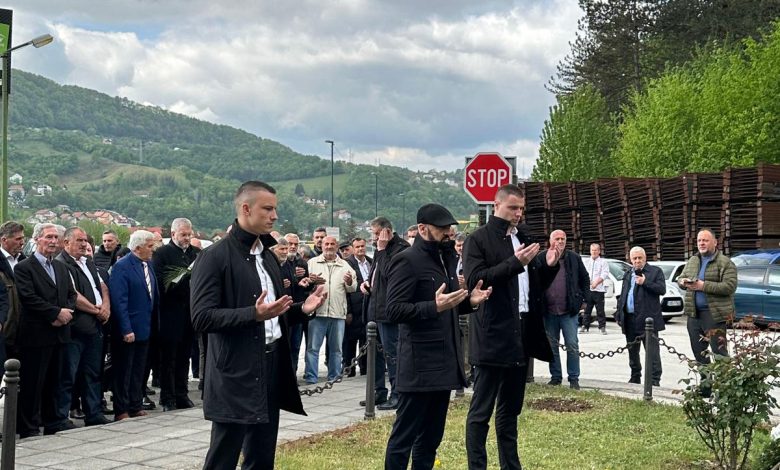 Isak polaganjem cvijeća i učenjem Fatihe odao počast brigadnom generalu ARBiH Safetu Hadžiću i njegovim saborcima