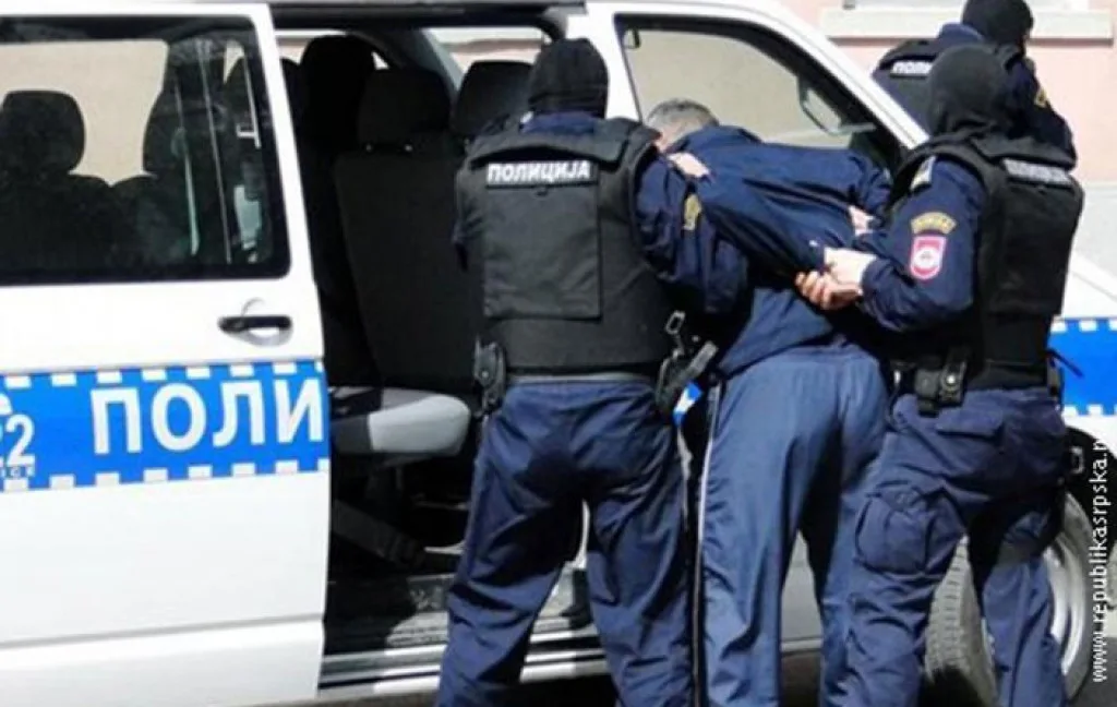OSUĐENI MUŠKARAC I ŽENA U BH. GRADU, ŠAKAMA UDARALI POLICAJCE: ŠTA HOĆETE? ZNATE LI KO SMO MI?