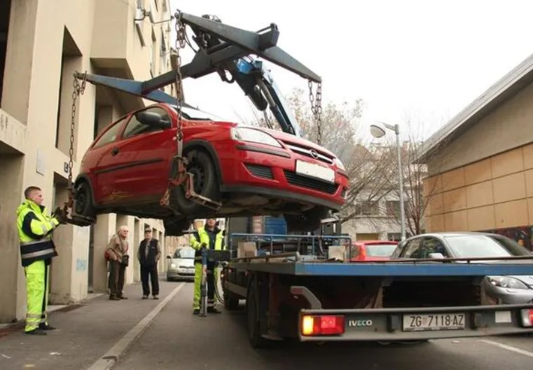 SLUČAJ U ZAGREBU: MLADIĆ I DJEVOJKA ‘PAUKOM’ KRALI AUTOMOBILE PO PARKINZIMA
