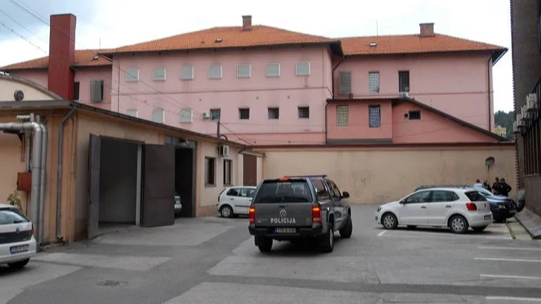 STRAŽAR PRETUKAO ZATVORENIKA DOK JE GLEDAO TV IZA REŠETAKA