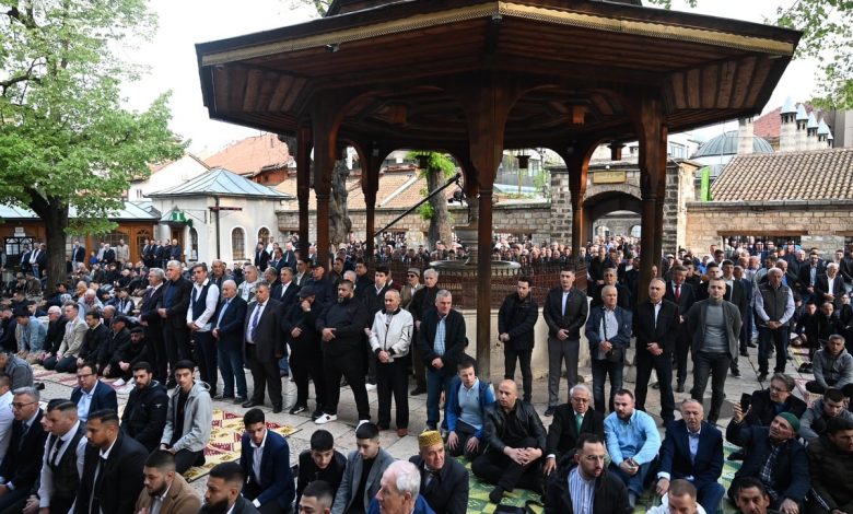 Vjernici klanjali bajram-namaz u Gazi Husrev-begovoj džamiji u Sarajevu