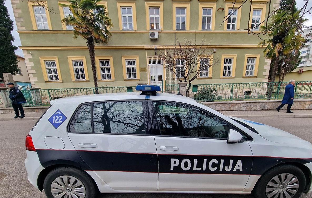SUKOB ZBOG PSA U MOSTARU: NOVINAR TVRDI DA GA JE PRETUKAO POLICAJAC