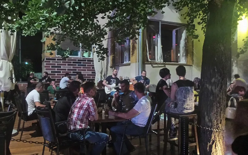 31-GODIŠNJAK PIŠTOLJEM PRETUKAO MUŠKARCA U BAŠTI KAFIĆA ‘TRI SOBE’