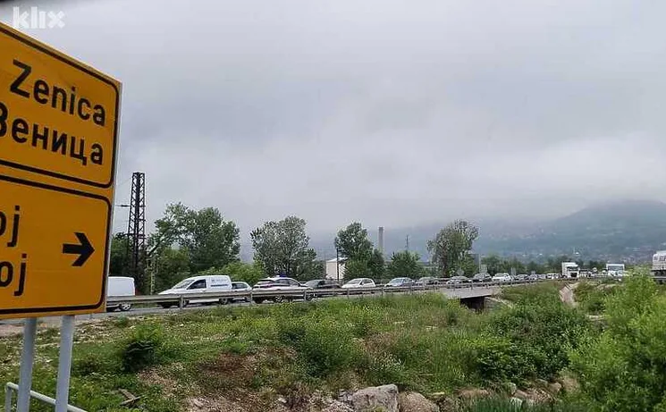 DRAMA KOD ZENICE: BJEŽAO VOZILOM, IZBJEGAO POLICIJSKU BARIKADU PA SLETIO U RIJEKU I POBJEGAO