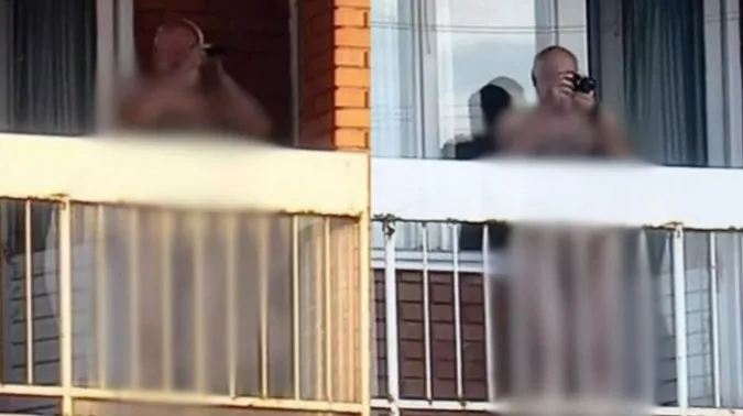 “Golać na balkonu” Ko je rođen od majke fotkao komšije, pa su “ulovili” i njega