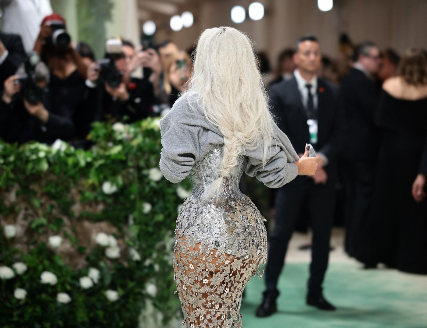 Izlizan džemper, nestvaran struk i raščupana kosa: Kim Kardashian objasnila stajling s Mattom Galeom i šokirala sve