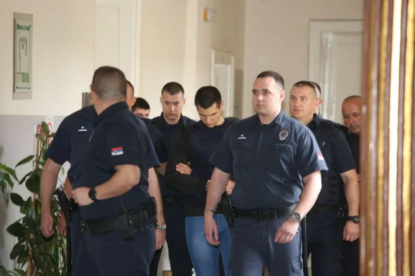 Kaotična situacija na suđenju za masakr kod Mladenovca: Roditelji žrtava napali ubicu Blažića