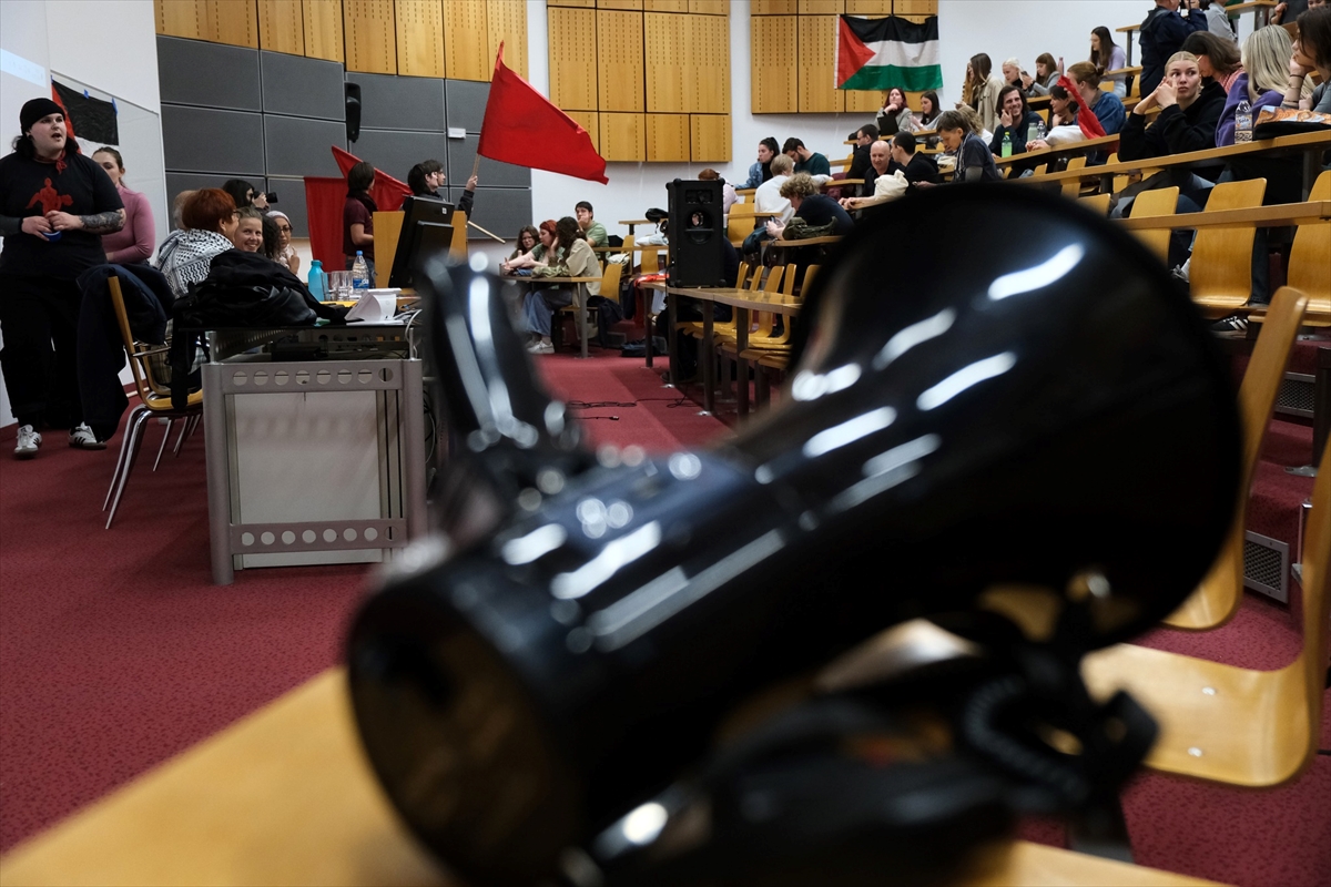 STUDENTI ZAUZELI PREDAVAONICU FAKULTETA DRUŠTVENIH NAUKA U ZNAK PODRŠKE PALESTINI