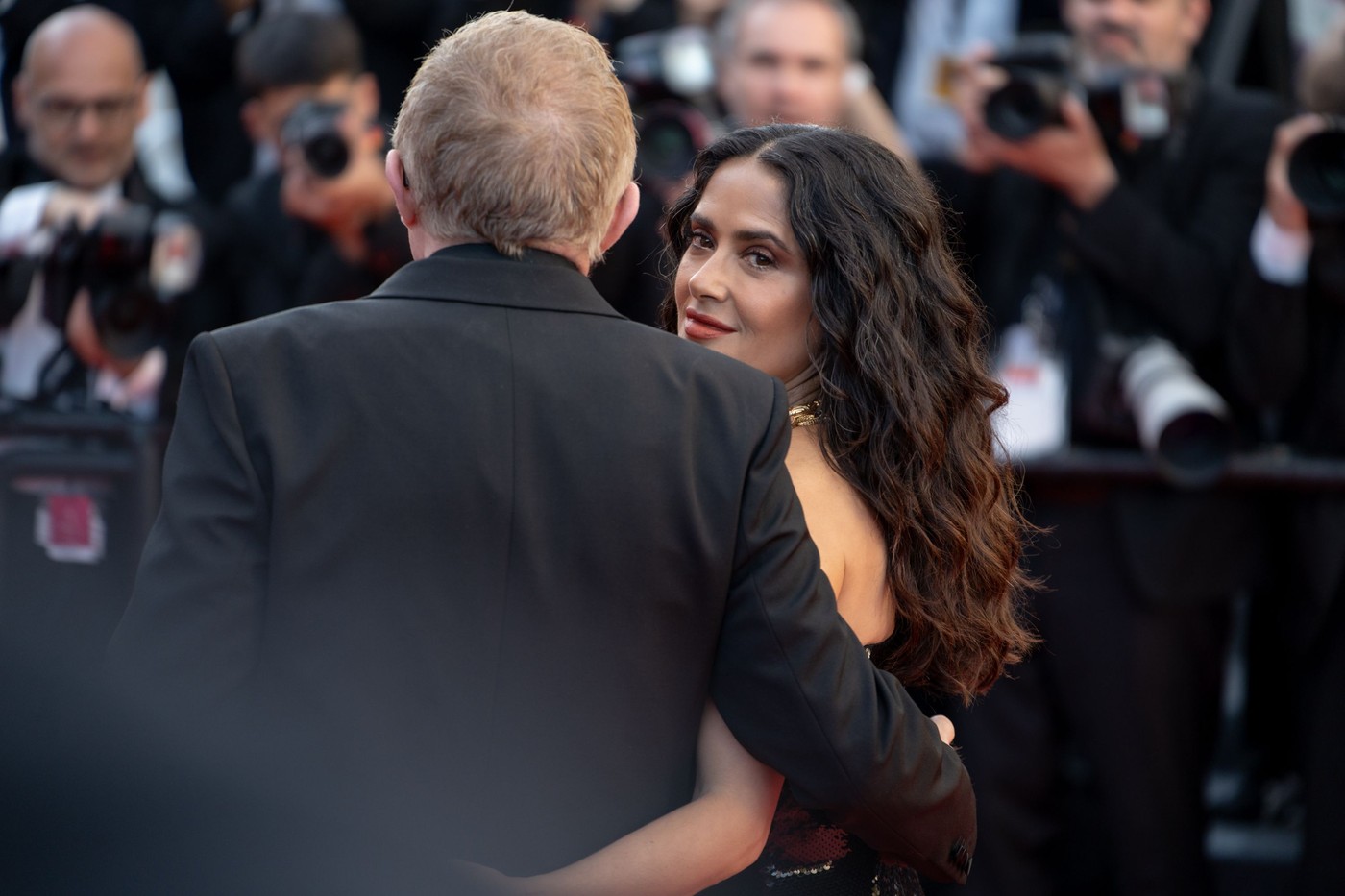 Salma Hayek vratila je holivudski glamur na crveni tepih: Jednostavna, ali moćna kombinacija