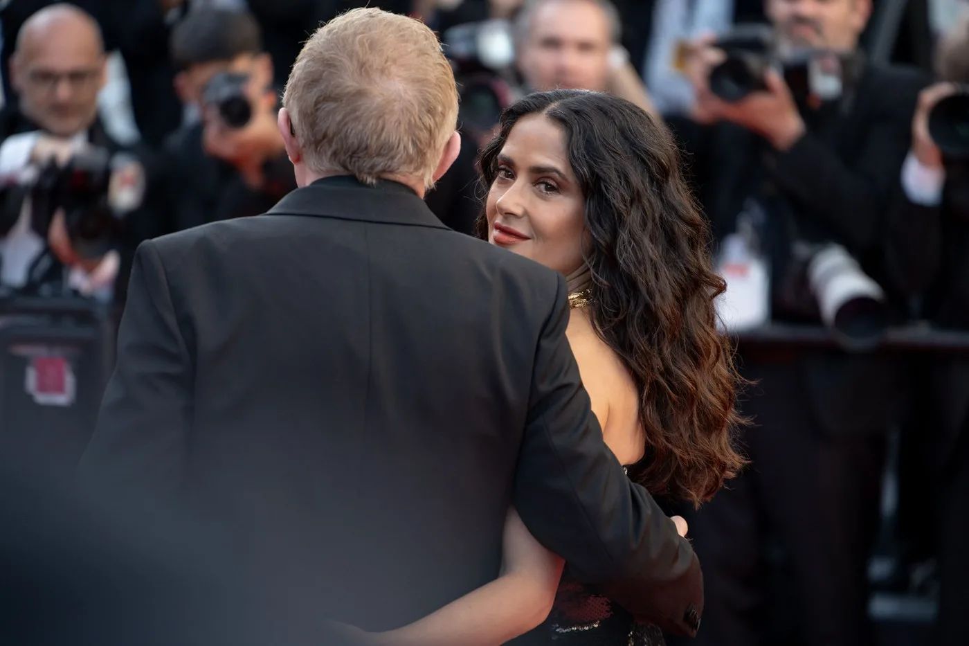 Salma Hayek vratila je holivudski glamur na crveni tepih: Jednostavna, ali moćna kombinacija