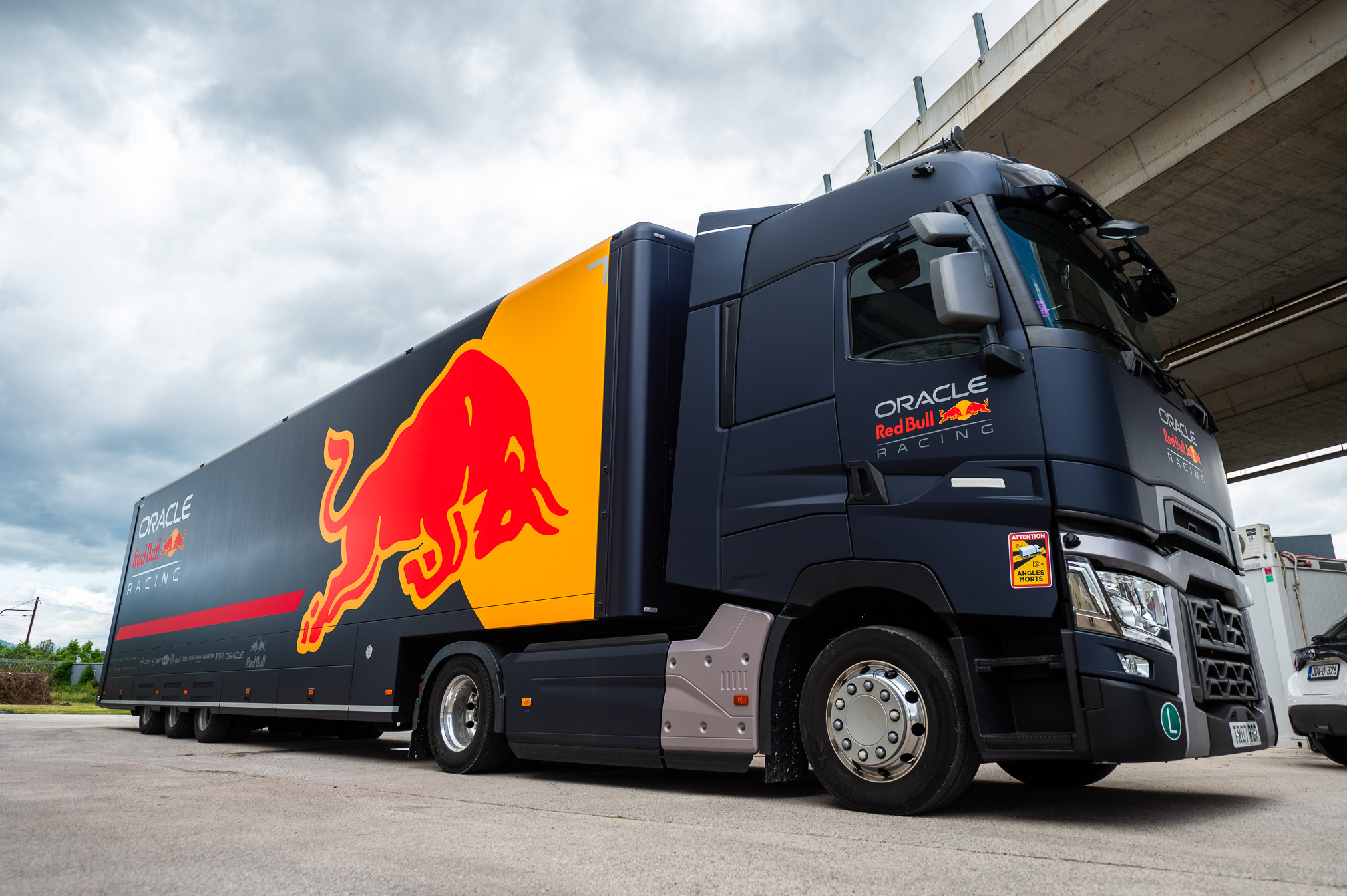 Dolazak kamiona sa šampionskim F1 bolidom RB7 na Red Bull Showrun u Sarajevu – Poslovne novine