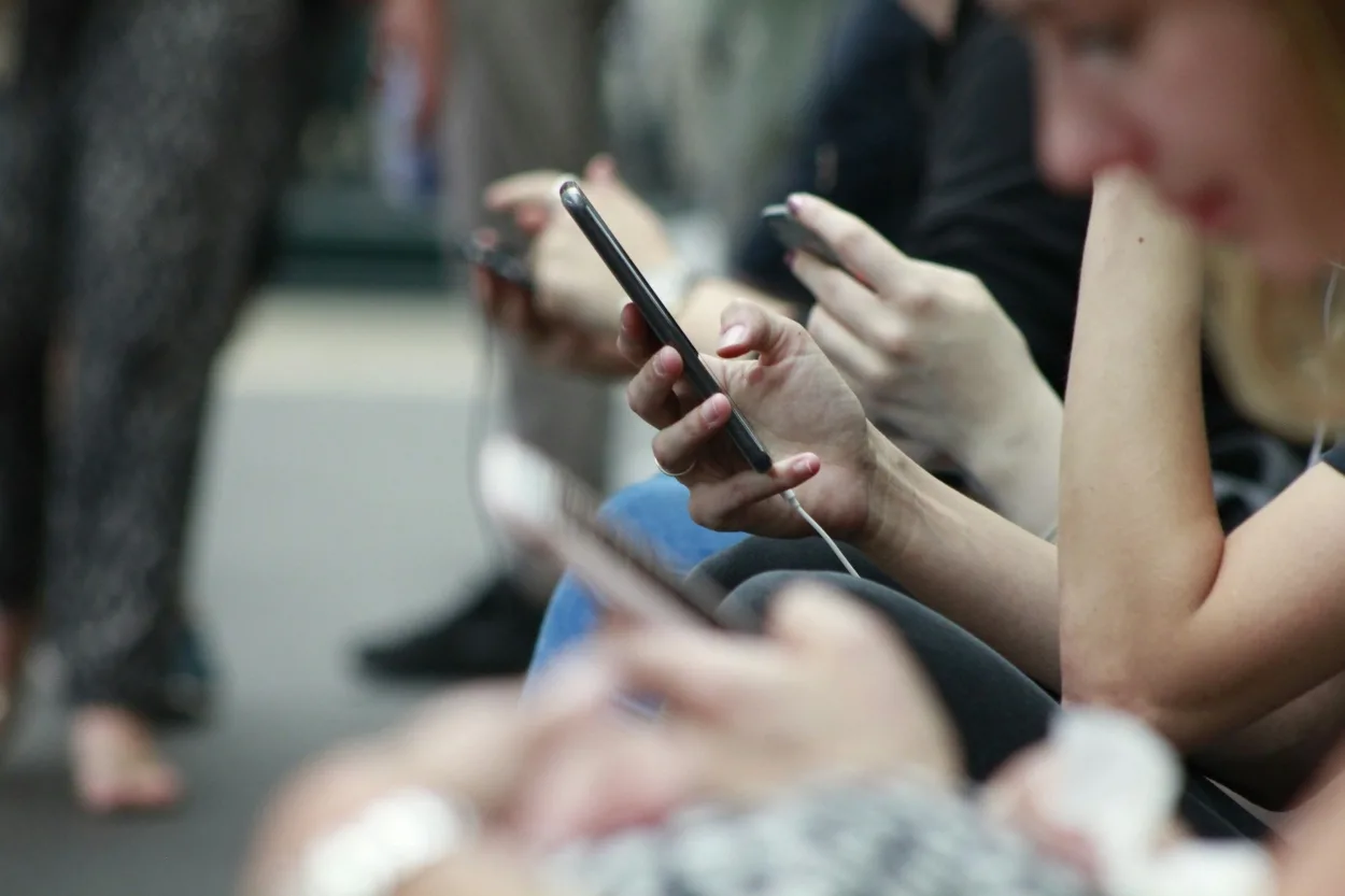 Digitalne veze ugrožavaju osnovne ljudske vještine: Kako tehnologija prijeti našim sposobnostima