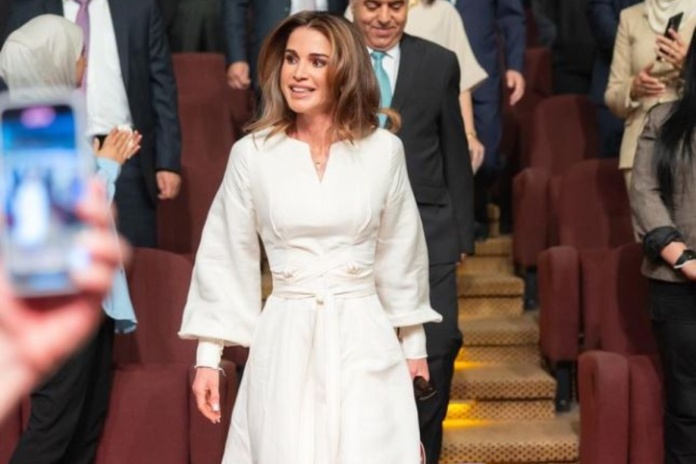Jedna Od Najbolje Odjevenih Kraljica Stigla Je U Pariz I