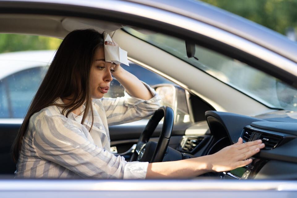 Kako najbrže ohladiti automobil koji je bio izložen suncu
