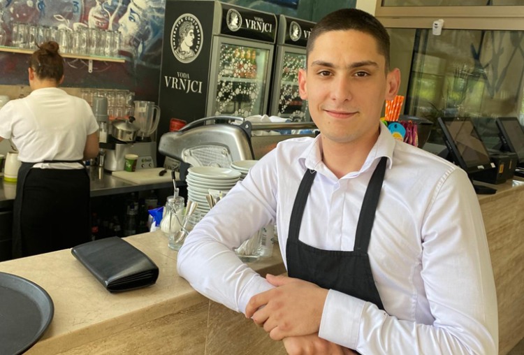 Konobar koji je oduševio sve: Odlučio sam se zaposliti kako bih pomogao baki i olakšao joj život