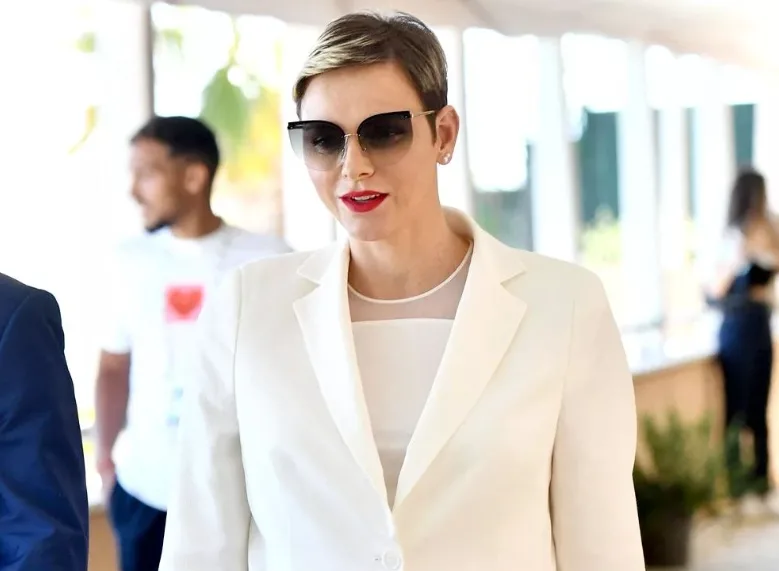Princeza Charlene elegantno nosi jednostavno odijelo i izgleda sofisticirano