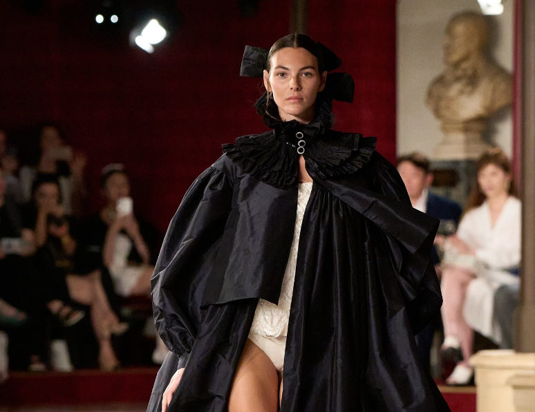 Sedmica visoke mode u Parizu: Chanel se inspirisao operom, Armani revija obiluje biserima