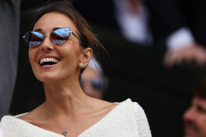 Jelena Dokovic Nosi Skupocjenu Malu Bijelu Haljinu U Parizu Kosta