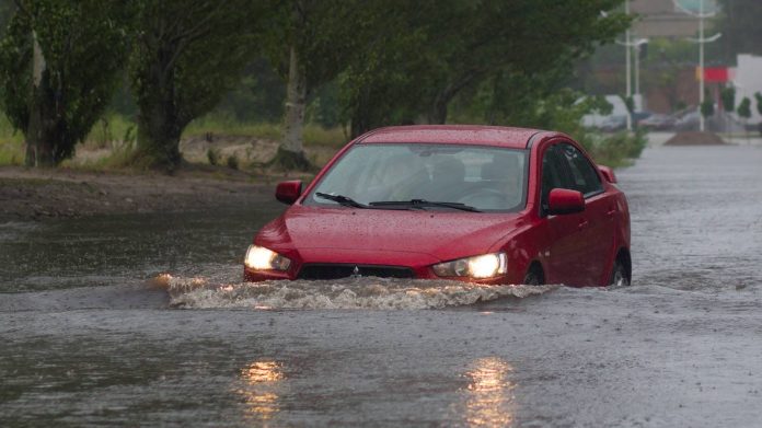Nadete Li Se S Automobilom U Poplavljenoj Ulici Kako Postupiti