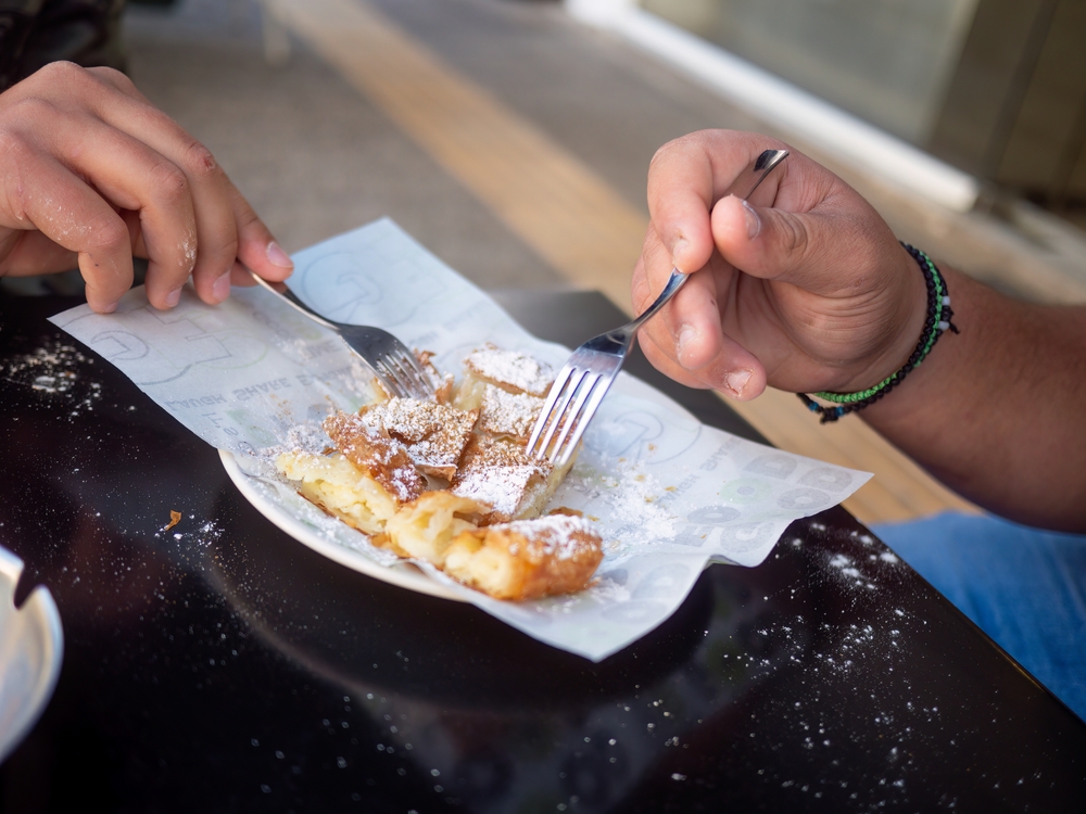 Omiljeni doručak srpskih turista u Grčkoj: Bugača, tradicionalna poslastica koja se topi u ustima