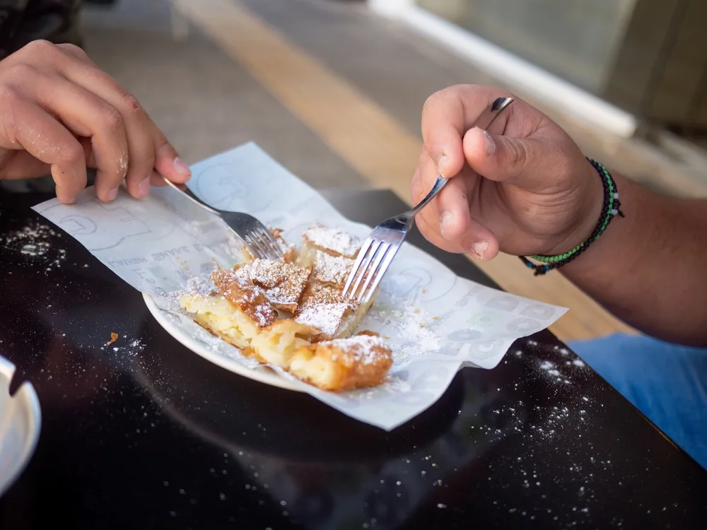Omiljeni doručak srpskih turista u Grčkoj: Bugača, tradicionalna poslastica koja se topi u ustima