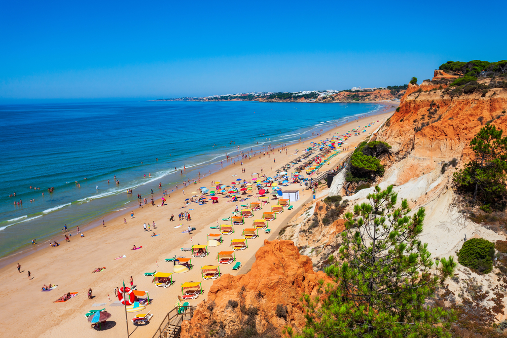 Ova plaža je izabrana za najljepšu na svijetu od strane turista: Nalazi se u najjeftinijoj evropskoj destinaciji 2024. godine, dok je Srbi izbjegavaju.