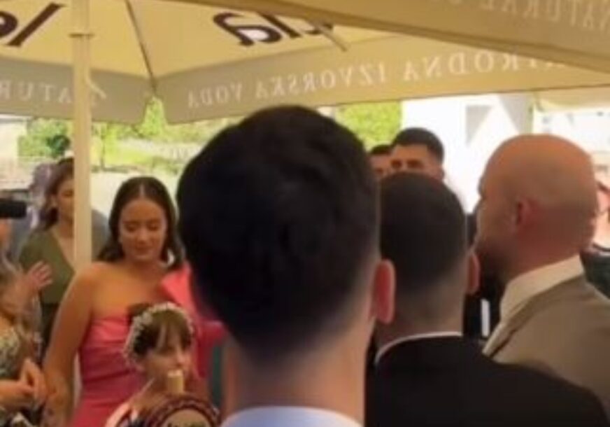 (VIDEO) “Danas majka udaje tvog sina” AJNC CVAJ, HOOOJTEEE MUTEERRR… Na svadbi se izvodila poznata pjesma, ali u novom aranžmanu
