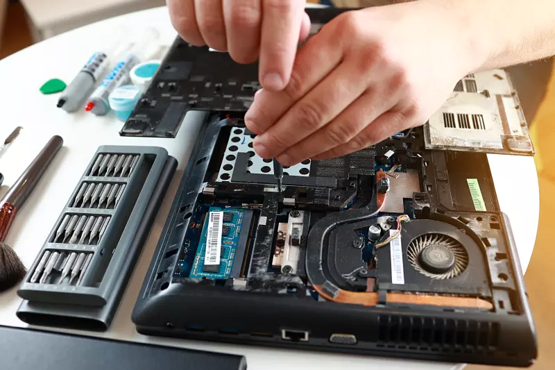 Kako instalirati SSD u laptop? instaliranje diska u laptop