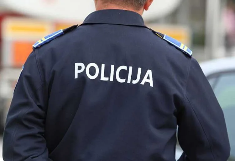Drama u Blagaju: Mladiću skinuta majica “Red Army” nakon napada od strane šest osoba.