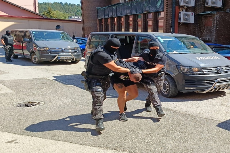 Izvršeni pretresi na 10 lokacija u Tuzli i Živinicama, uhapšeno pet osoba.