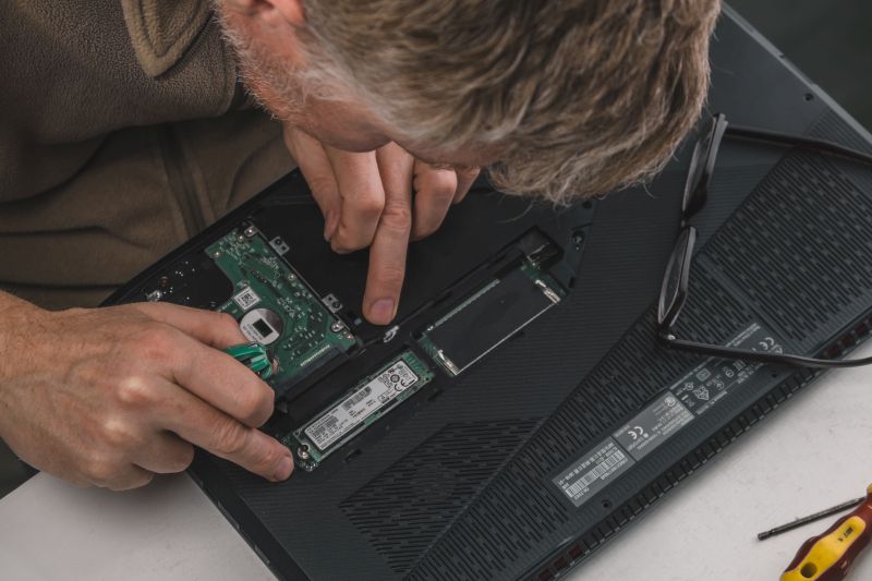 Kako instalirati SSD u laptop? instaliranje memorije u laptop