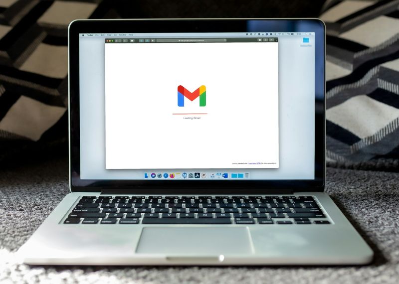 Kako upravljati sa više Gmail korisničkih računa i provjeravati e-poštu sa jednog mjesta? gmail na laptopu