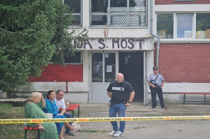 Očevidac jezivog događaja u Sanskom Mostu: Prisiljen sam da pomognem direktoru prije nego što me ubica odgurnuo