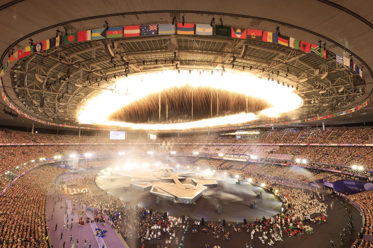 Svečano zatvaranje Olimpijskih igara u Parizu, sa Lanom Pudar kao zastavonošom Bosne i Hercegovine