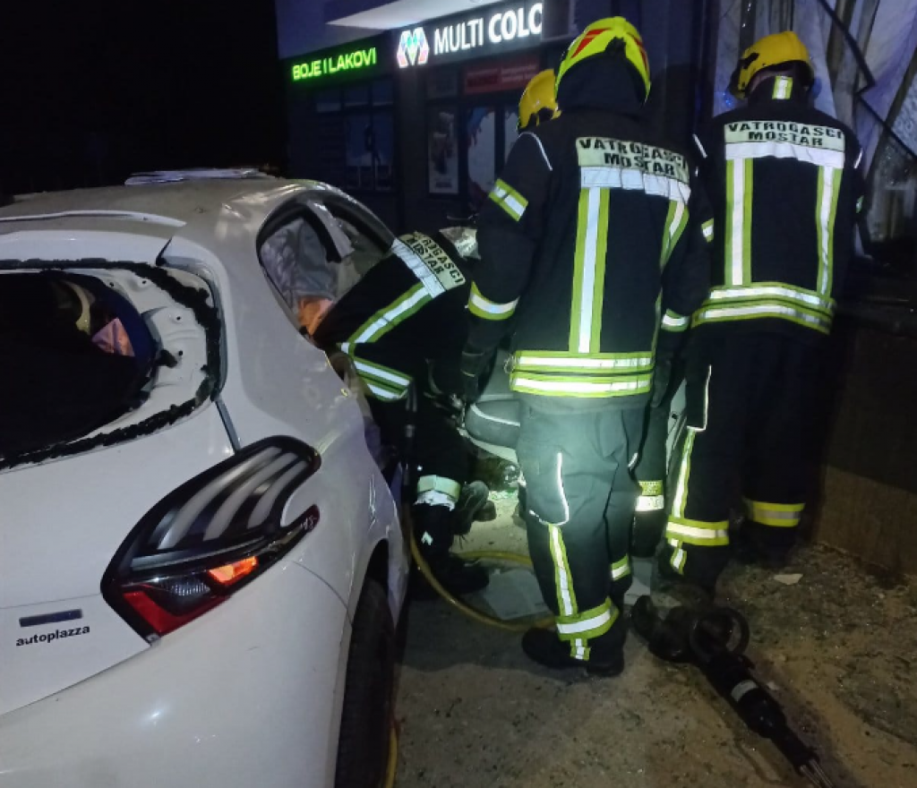 Teška saobraćajna nesreća na ulazu u Mostar: Muškarac (43) poginuo, vatrogasci izvlačili tijelo