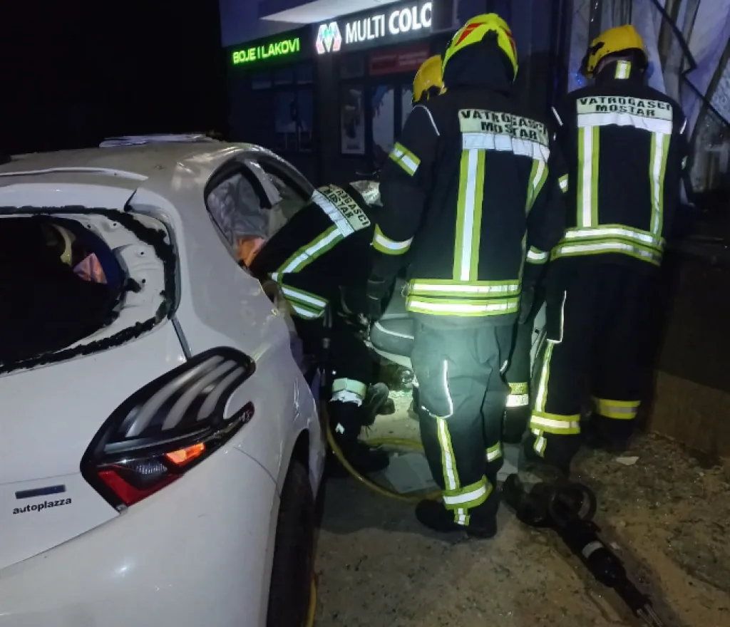 Teška saobraćajna nesreća na ulazu u Mostar: Muškarac (43) poginuo, vatrogasci izvlačili tijelo