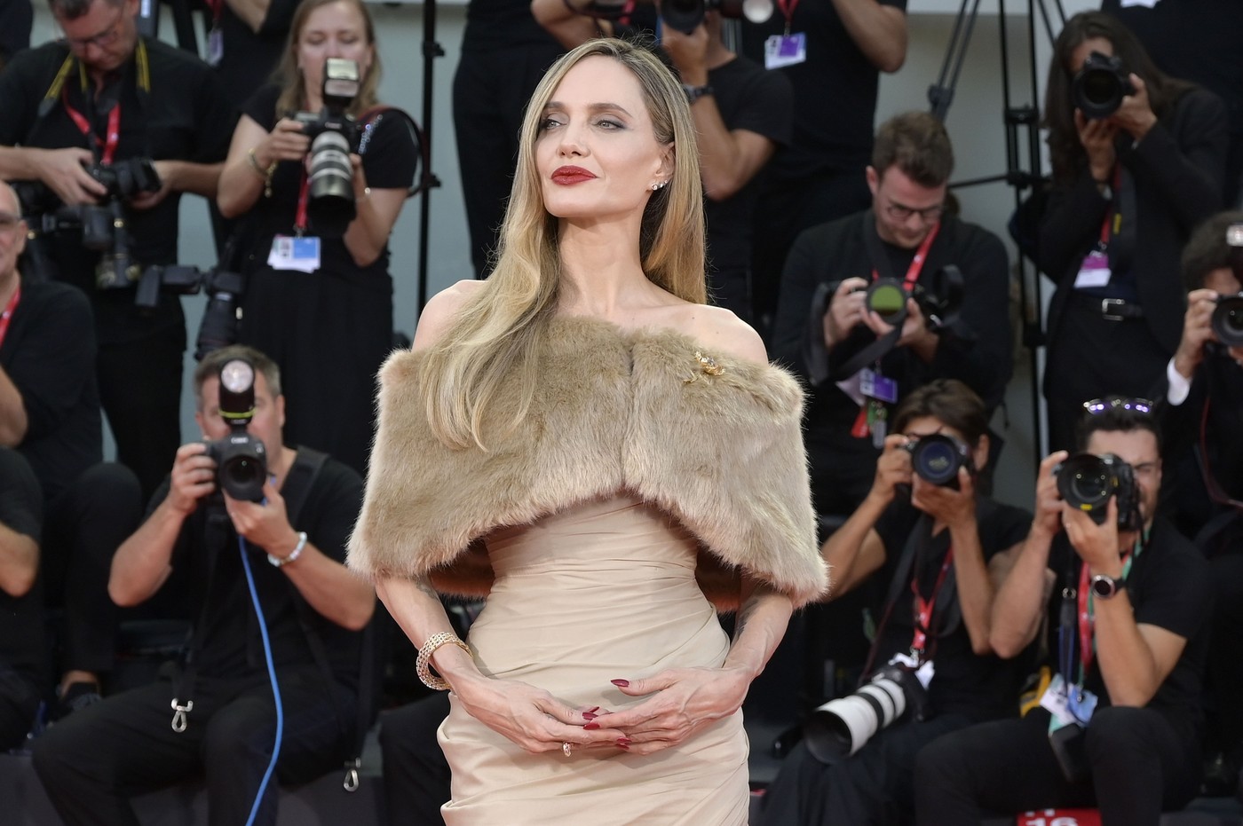 Angelina Jolie dobila osmominutni aplauz u Veneciji, pa potom zaplakala: Ova scena obišla svijet